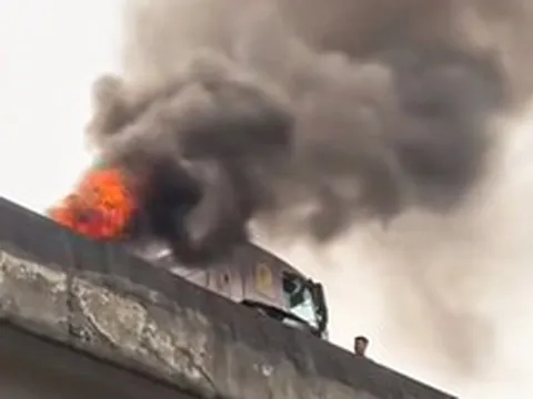 Xe đầu kéo bốc cháy ở Vành đai 3 trên cao, khói đen cuồn cuộn