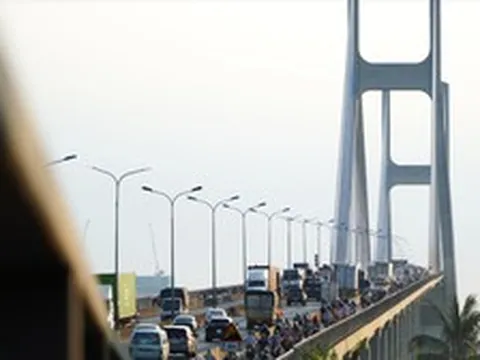 Thi thể bé trai còn nguyên dây rốn trong túi vải, treo trên cột đèn báo hiệu tại chân cầu Phú Mỹ