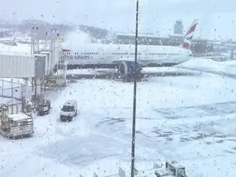 Máy bay hạ cánh khẩn cấp, khách bị kẹt 2 ngày ở nơi âm 10 độ C