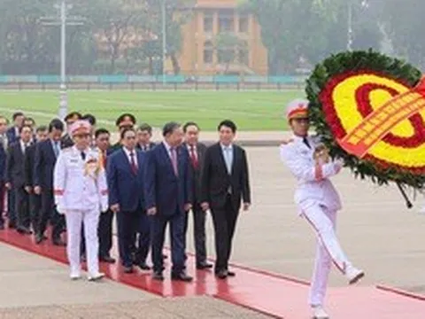 Đại biểu Quốc hội khóa XVI vào Lăng viếng Chủ tịch Hồ Chí Minh trước giờ khai mạc kỳ họp thứ nhất