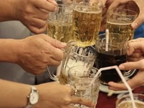 Ép người khác uống rượu, bia sẽ bị phạt 3 triệu đồng