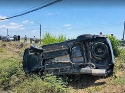 Tài xế đột quỵ, ô tô chở cả gia đình lật nhào trên đường ở TP.HCM