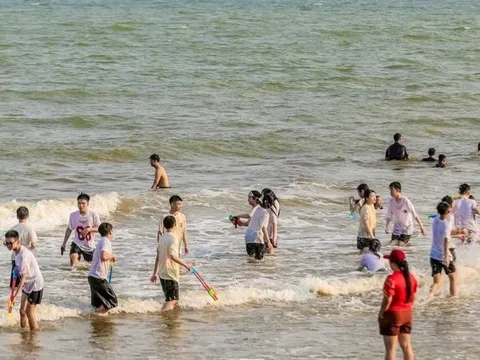 Rốt ráo 'thay áo' cho bãi biển Sầm Sơn trước cao điểm 30/4