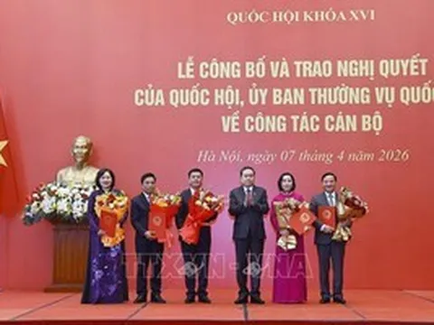 Chủ tịch Quốc hội Trần Thanh Mẫn trao Nghị quyết về công tác cán bộ