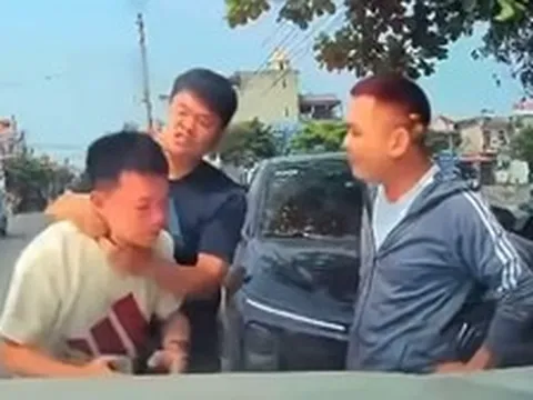 VIDEO: Người đàn ông bị bóp cổ, đánh tới tấp ngay giữa phố