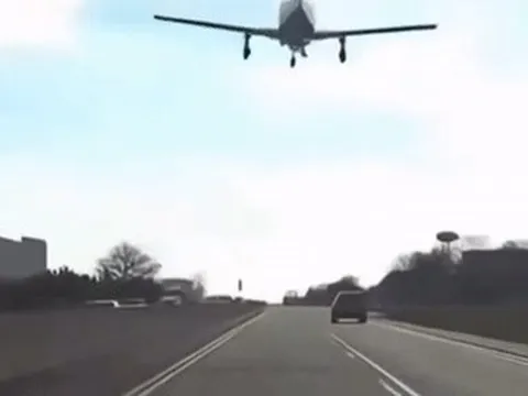 Máy bay hạ cánh khẩn cấp trên phố đông đúc, luồn lách giữa các làn xe
