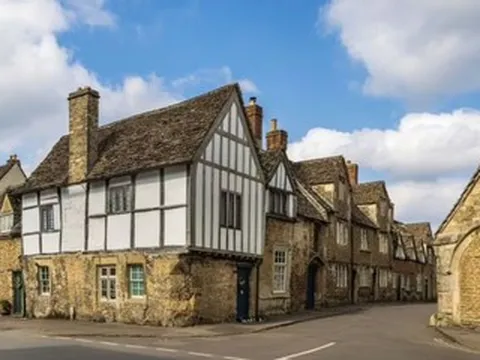 Ngôi làng 800 tuổi đẹp như tranh vẽ, là bối cảnh phim Harry Potter