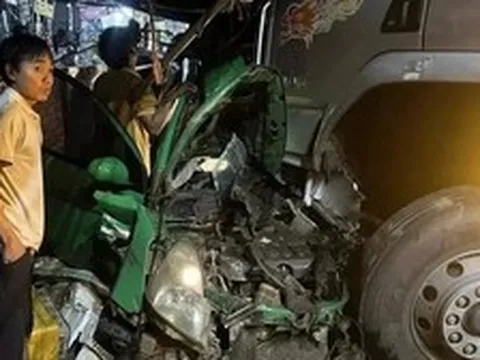 Taxi đấu đầu xe tải trước chợ, 3 người thương vong