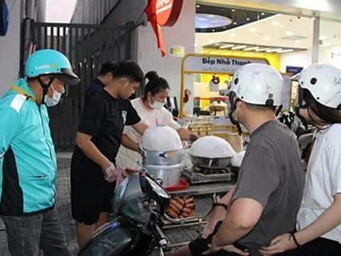 Người dân TPHCM vượt đường xa, xếp hàng chờ mua món ngon nổi trên mạng
