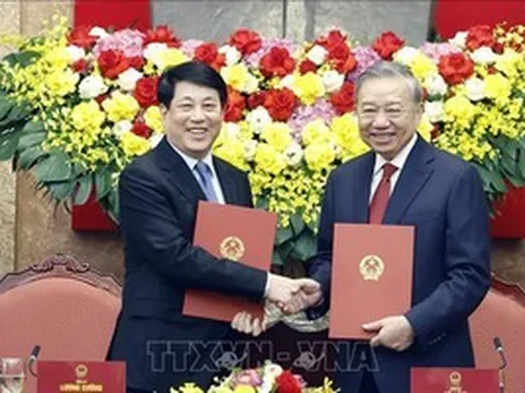 Bàn giao công tác giữa Tổng Bí thư, Chủ tịch nước Tô Lâm và nguyên Chủ tịch nước Lương Cường