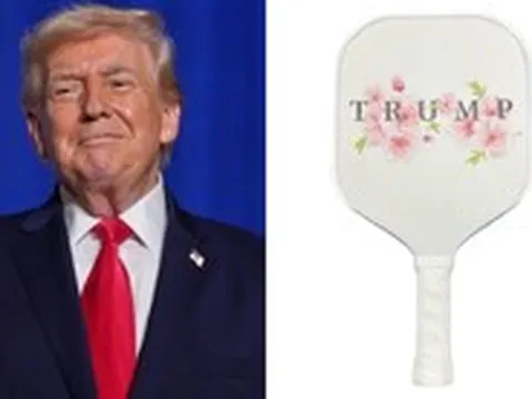 Pickleball quá hot, Tổng thống Donald Trump "lấn sân" bán vợt, giá gần 5 triệu đồng nhưng trông "chẳng có gì đặc biệt"!