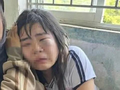 Nữ sinh lớp 7 bị nhóm nam sinh chặn đánh ở cổng trường, phải nhập viện cấp cứu