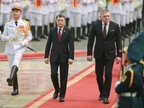 Thủ tướng Lê Minh Hưng chủ trì lễ đón Thủ tướng Slovakia