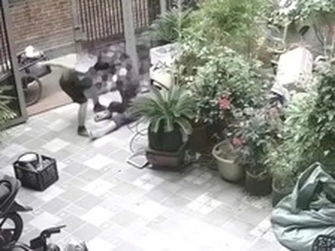Phẫn nộ clip chồng đánh vợ dã man từ ngoài sân vào trong nhà
