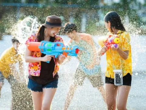 Lễ hội té nước Phuket trở lại