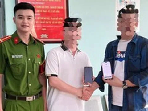 Sau khi chuyển khoản thành công 355.695.000 đồng, người đàn ông SN 1996 ở Hà Nội kiểm tra tài khoản rồi vội báo công an