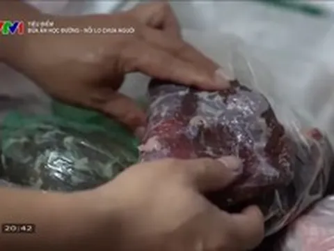 Bữa ăn học đường: Nỗi lo chưa nguôi sau một miếng thịt lạ