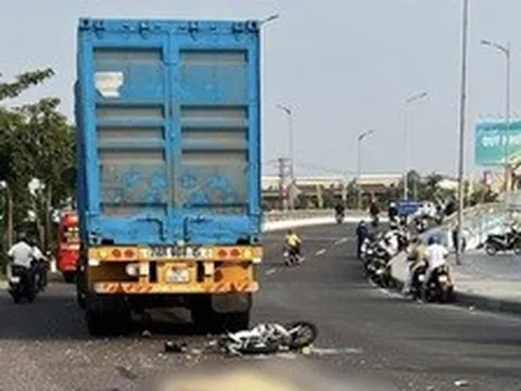 Clip: Tai nạn giữa xe máy và xe đầu kéo, nữ sinh ở Gia Lai tử vong tại chỗ