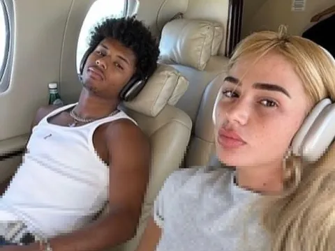 Vợ Adeyemi 'xúi' chồng rời Dortmund