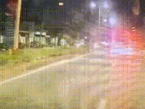 Khoảnh khắc hai tài xế giải cứu bé gái 3 tuổi chạy ra giữa quốc lộ ở TPHCM