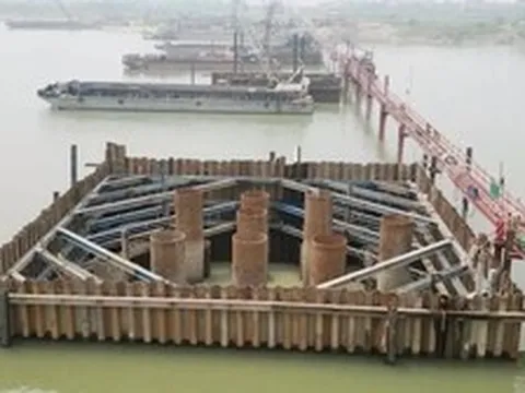 Cận cảnh cọc khoan nhồi cầu Hồng Hà dài 11 mét trên sông Hồng