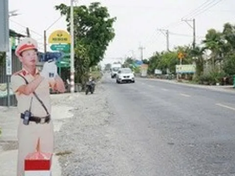 Tây Ninh: Hình nộm cảnh sát giao thông bắn tốc độ khiến tài xế giật mình