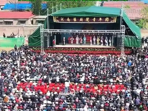 Doanh nhân chi hơn 1,9 tỷ đồng mừng thọ cha, mời cả làng xem kịch miễn phí