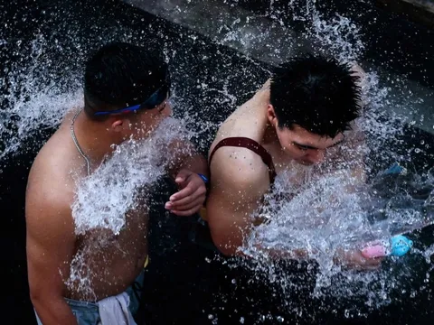 Cảnh 'vỡ trận' tại lễ hội té nước lớn nhất thế giới ở Thái Lan