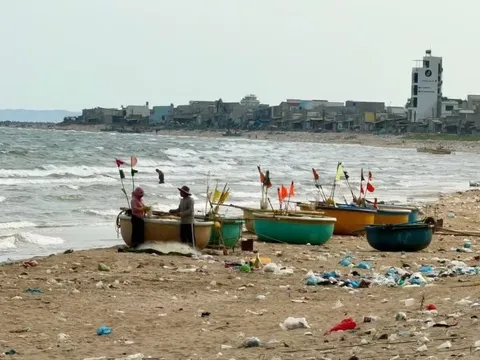 Bãi biển ở Lâm Đồng ngập rác