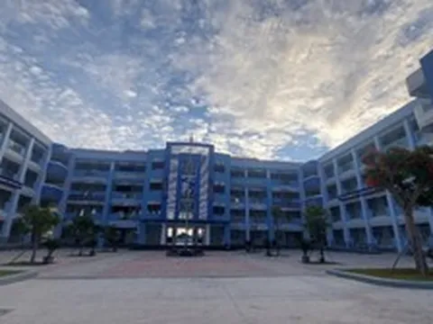 Đình chỉ cô giáo phạt 5 học sinh tự chích kim tiêm vào tay