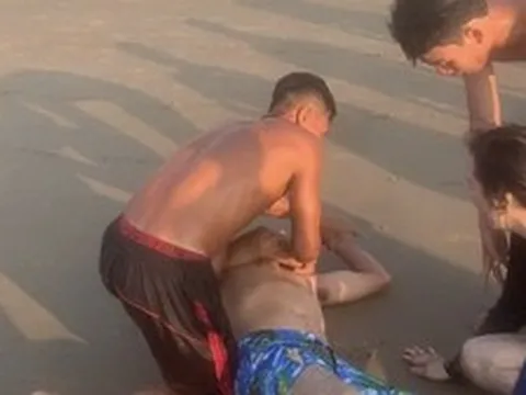 Clip 49 giây ghi lại cảnh cứu và sơ cứu 2 vợ chồng du khách ngay trên bãi biển Vũng Tàu