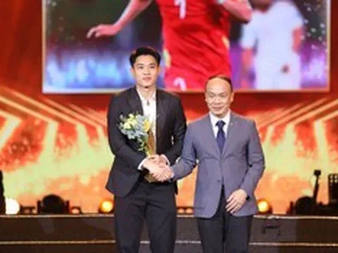 Cầu thủ Đình Bắc được vinh danh là "Gương mặt trẻ Thể thao của năm"