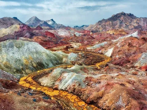 Hòn đảo du lịch giữa eo biển Hormuz