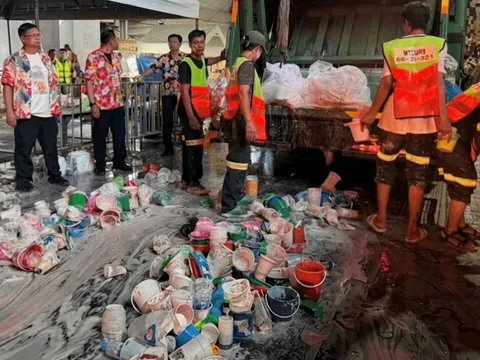 Dọn hơn 100 tấn rác sau một ngày ở Songkran