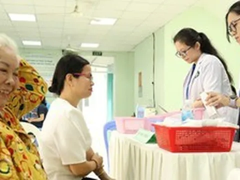 Người bệnh BHYT mua thuốc bên ngoài, bệnh viện bị trừ tiền