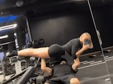 Ngôi sao Chelsea gây bão với clip dùng bạn gái xinh đẹp làm... tạ đẩy ngực