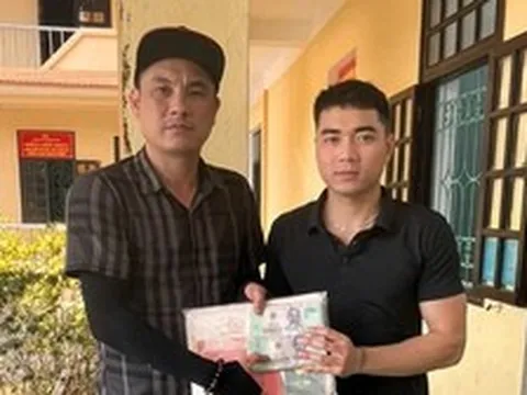 Bất ngờ thấy chiếc cặp ven đường, bên trong là 350 triệu đồng