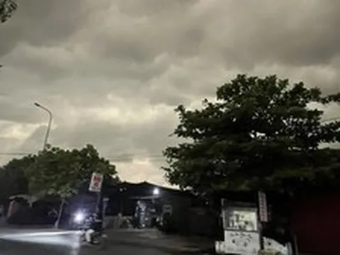 Chuyên gia nói gì về bầu trời bỗng tối sầm vào sáng nay 17-4 ở Hà Nội?