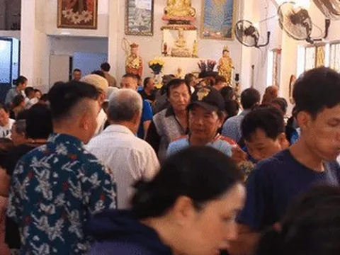 Người dân TPHCM chen chân trải nghiệm quán buffet ‘ăn tùy bụng trả tiền tùy tâm’