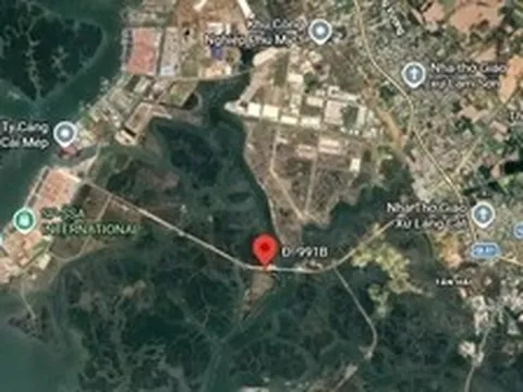 Phát hiện người cha tử vong trong lán, con trai bị thương nằm gục bên đường