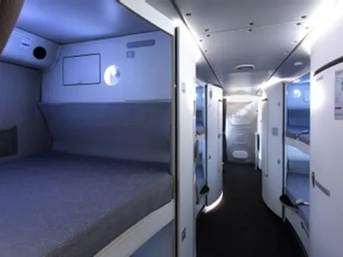 Vì sao tiếp viên trên máy bay thay phiên 'biến mất', họ đi đâu?