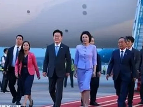 Tổng thống Hàn Quốc và Phu nhân tới Hà Nội