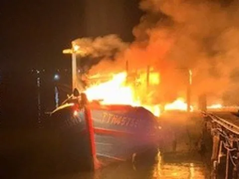 Tàu cá bốc cháy ngùn ngụt trong đêm ở Huế