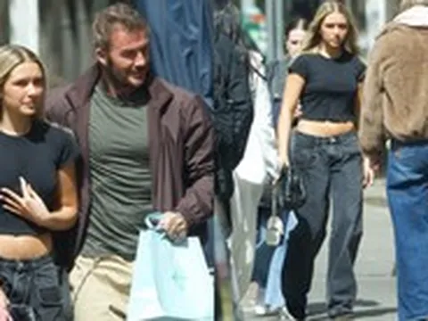 Tóm dính David Beckham đưa con gái đi shopping, nhan sắc "cam thường" của tiểu thư Harper khác trên mạng quá