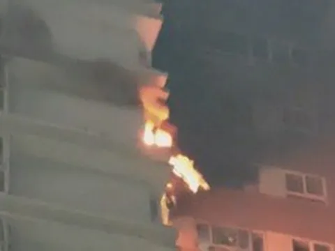 CLIP: Cháy căn hộ tầng 16 chung cư ở TPHCM, khói đen bao trùm