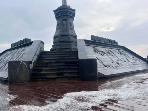 Mưa đá 30 phút trên đỉnh Fansipan