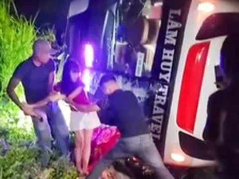 Xe khách chở hơn 40 người lật nghiêng khi xuống dốc ở Lào Cai