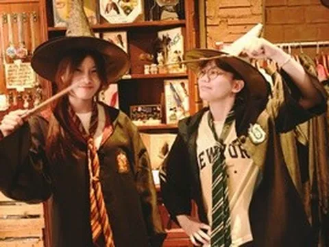 VIDEO: Quán cà phê "phù thủy" giữa lòng phố cổ Hà Nội làm mê mẩn giới trẻ và khách tây