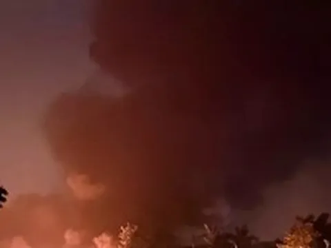 CLIP: Tận thấy kho xưởng rộng 500m2 bốc cháy ngùn ngụt ở Đông Anh