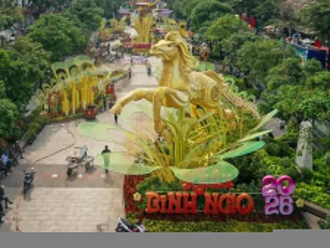 Lượng khách đông chưa từng có đến Đường hoa Nguyễn Huệ 2026